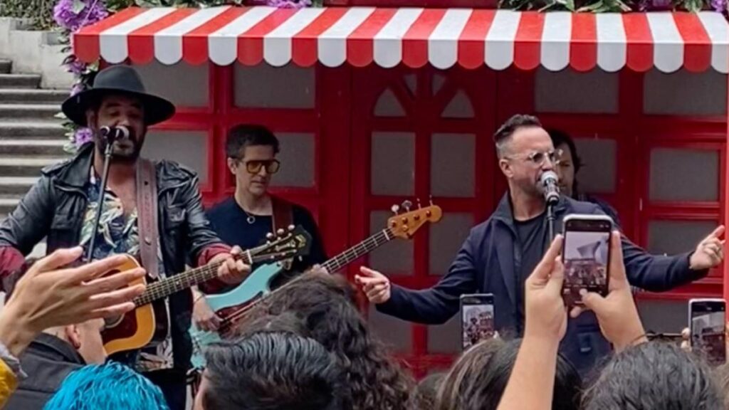 Los Claxons interpretaron 'La Recta Final', la canción oficial de Claro Sports, en el café parisino ubicado en la explanada de Plaza Carso.