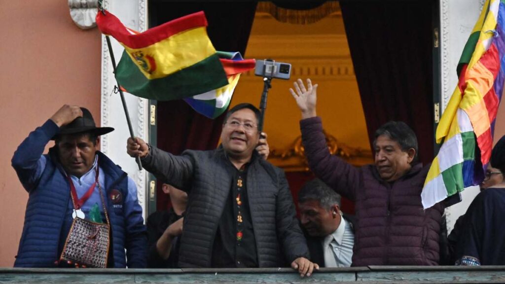 Nadie nos puede quitar la democracia: Luis Arce ondea bandera de Bolivia