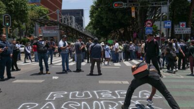 Marchas CDMX: protesta en Avenida de los Insurgentes Sur, frente al Metrobús Félix Cuevas.
