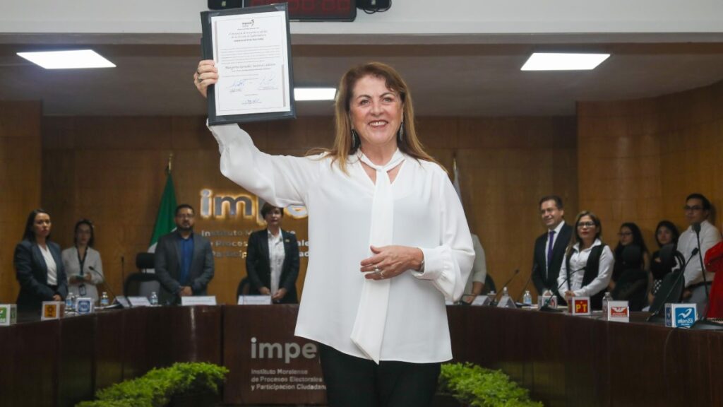 Margarita González, gobernadora electa de Morelos, recibe su constancia de mayoría