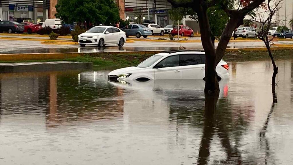 Se inunda Mérida y en días esperan posible ciclón tropical auto varado por inundación