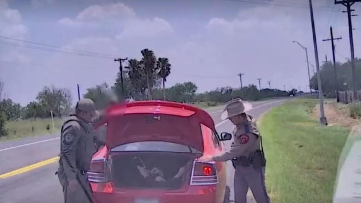 Video: Policía de Texas encuentran a migrantes en cajuela de automóvil