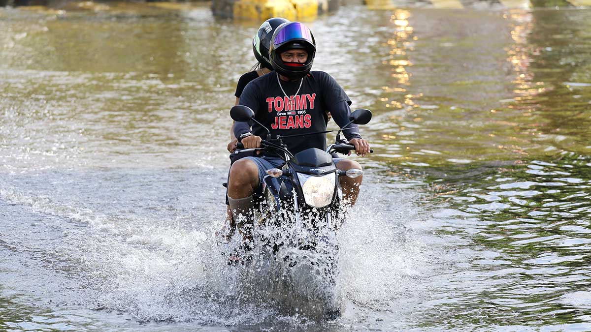 ¿Cómo circular en moto o bicicleta durante una inundación? Cuatro recomendaciones