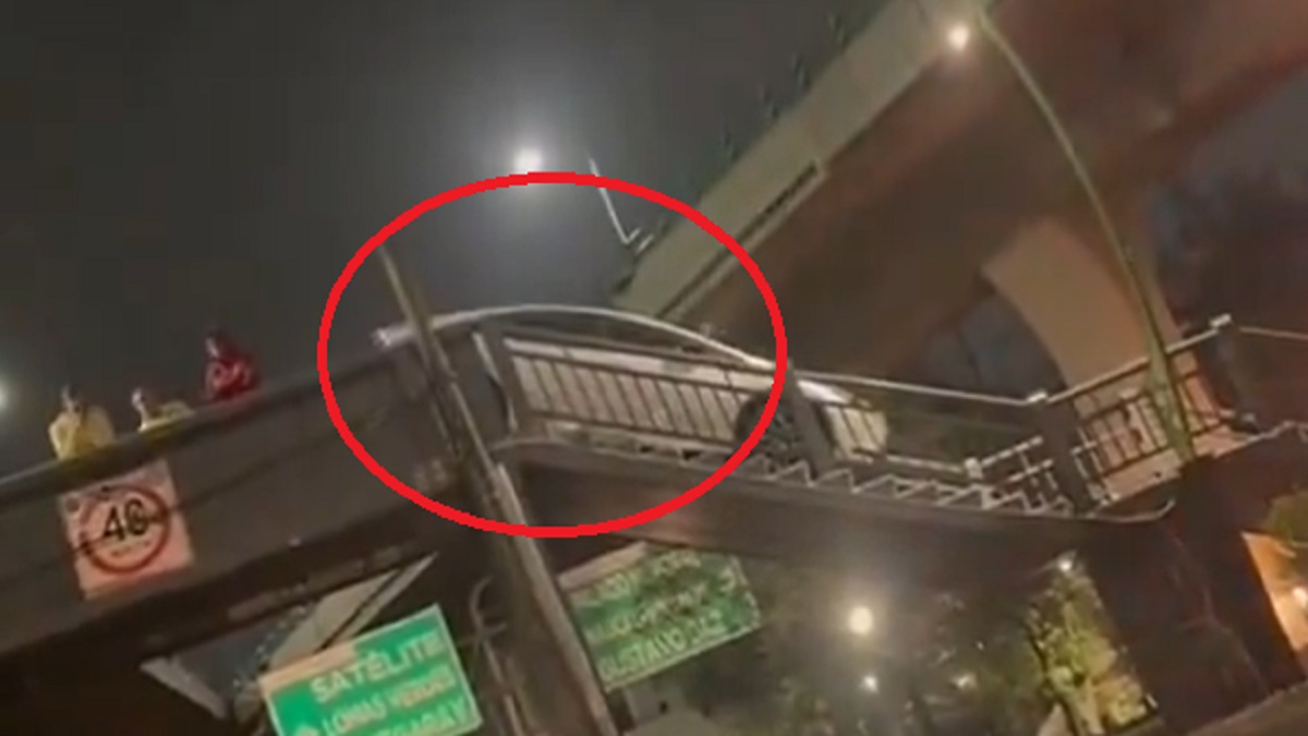Ya salió el video: momento exacto en que un auto sube puente peatonal en Naucalpan