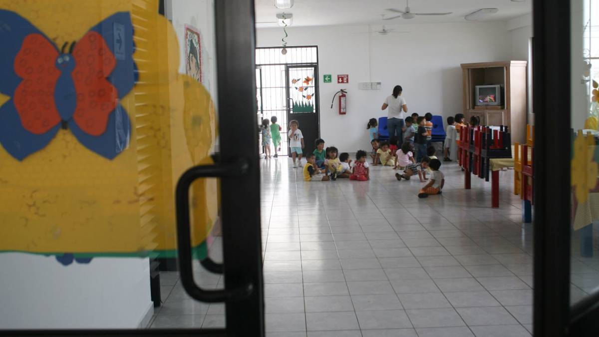 ¿Maltrato infantil? Captan a empleada del DIF Edomex cargar a los niños de sus chamarras en Metepec