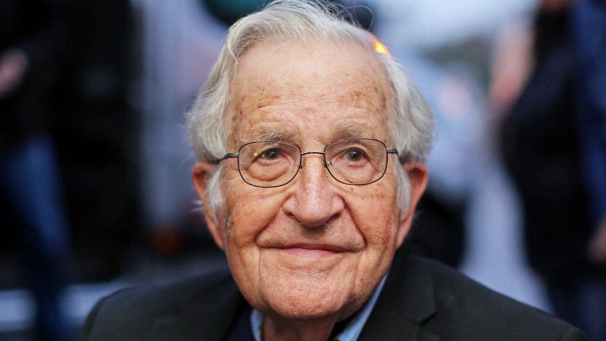 Noam Chomsky está vivo, confirma su esposa