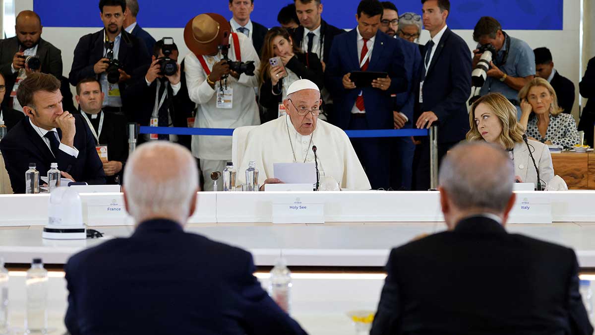Papa Francisco pide en cumbre del G7 regular la IA y prohibir armas autónomas letales