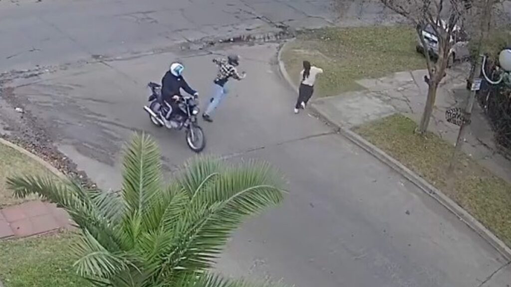 Motociclistas intentan asaltar a mujer policía. Les disparan y video se viraliza