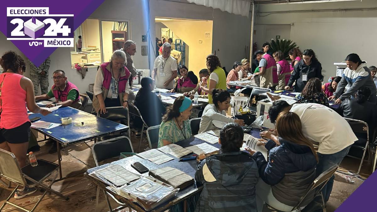 Ciudadanos, funcionarios del INE y representantes de partidos cuentan voto por voto en juntas distritales de la CDMX