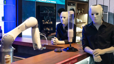 Restaurante chino utiliza meseros robot demasiado realistas y se vuelve viral