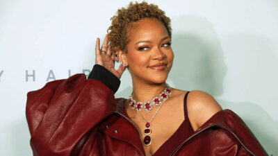 Rihanna cabello rizado al natural