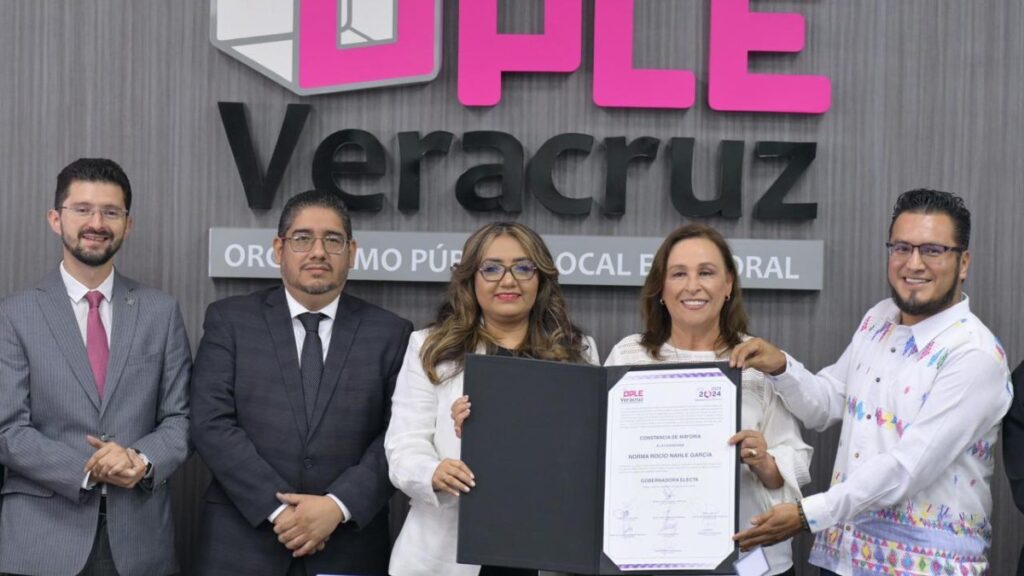 Rocío Nahle, gobernadora electa de Veracruz, recibe su constancia de mayoría