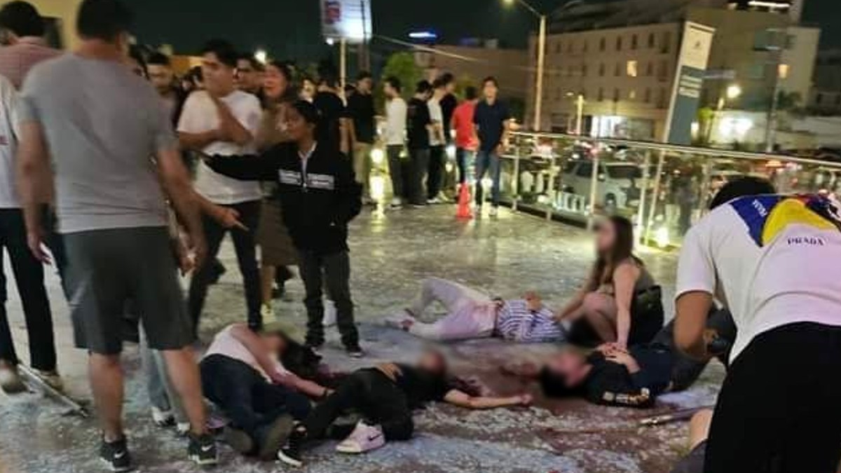 Tragedia en SLP: barandal colapsa en bar de Plaza Altus y personas caen desde el tercer piso; hay al menos 2 muertos y 15 heridos