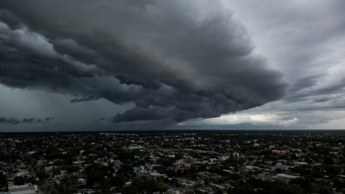 Potencial ciclón tropical se desplaza sobre el Golfo; se esperan fuertes lluvias, rachas de viento y formación de trombas