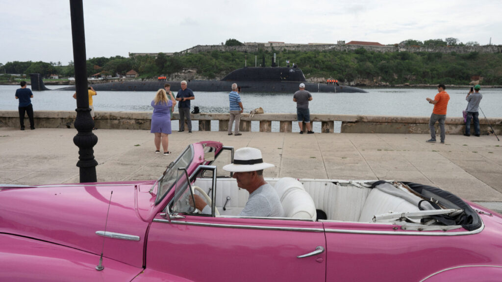 Entra submarino ante la mirada de los cubanos