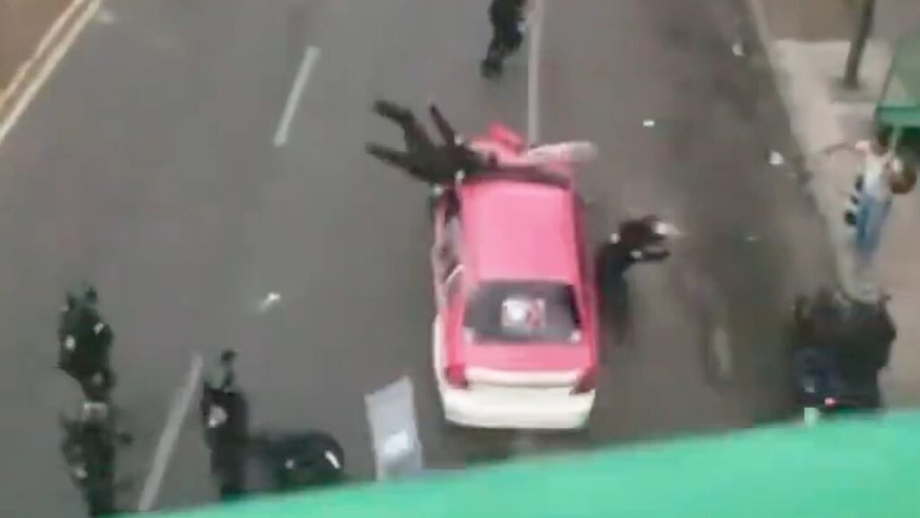 Un taxista embistió a policías de la Secretaría de Seguridad Ciudadana (SSC) de la Ciudad de México (CDMX) en la zona de El Caminero, alcaldía Tlalpan.