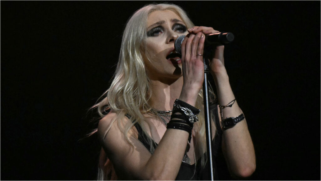 Taylor Momsen es mordida por un murciélago en pleno escenario