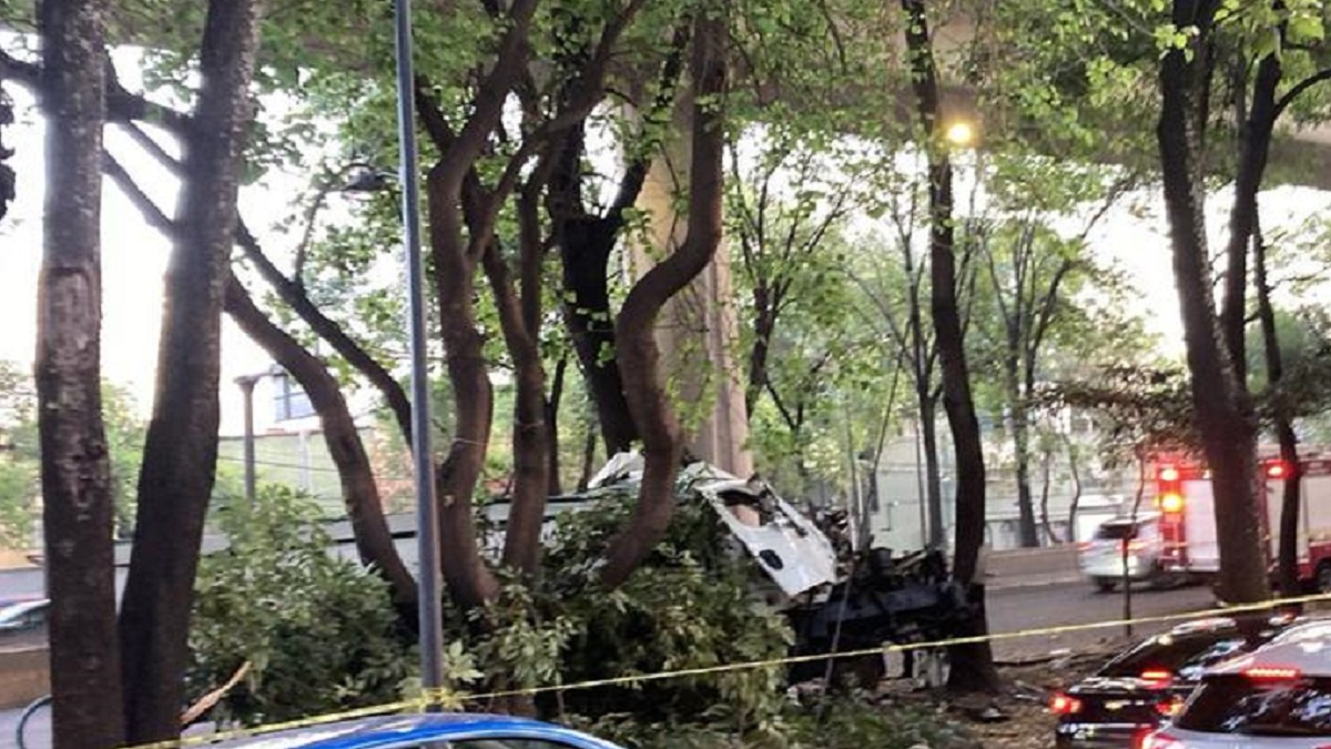 ¡Fatal accidente! Choca pipa de agua contra árboles en Tlalpan; hay 2 muertos
