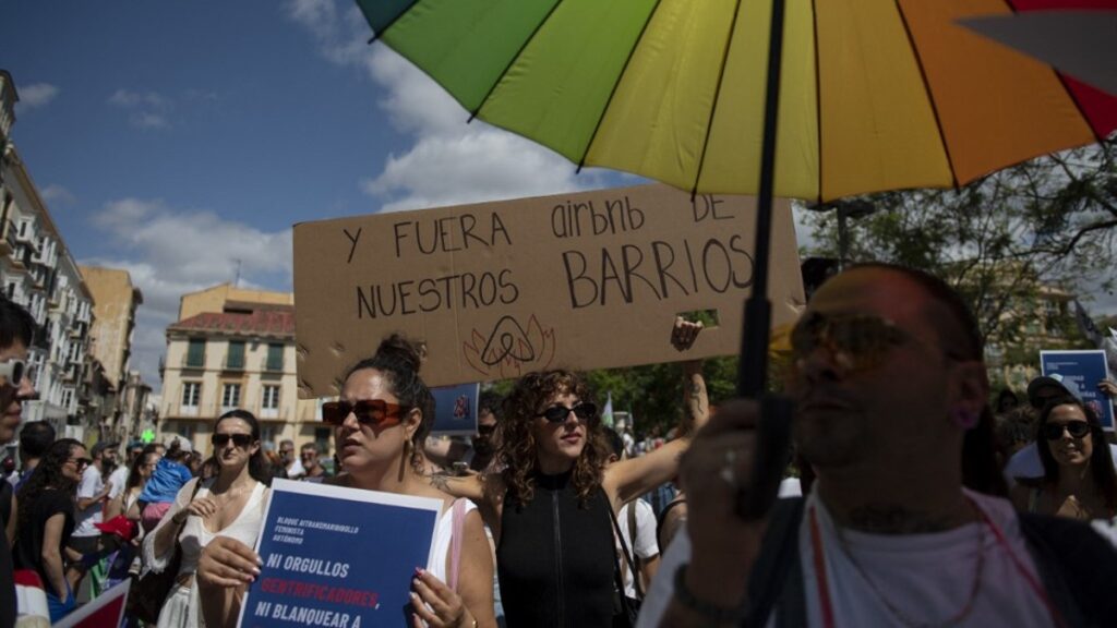 Ribuan orang berdemonstrasi di Spanyol menentang apartemen wisata.  Foto oleh Agence France-Presse