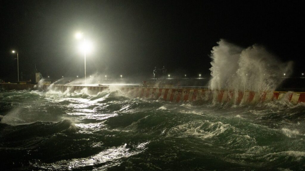 La tormenta tropical Chris tocó tierra en Veracruz; se esperan lluvias fuertes