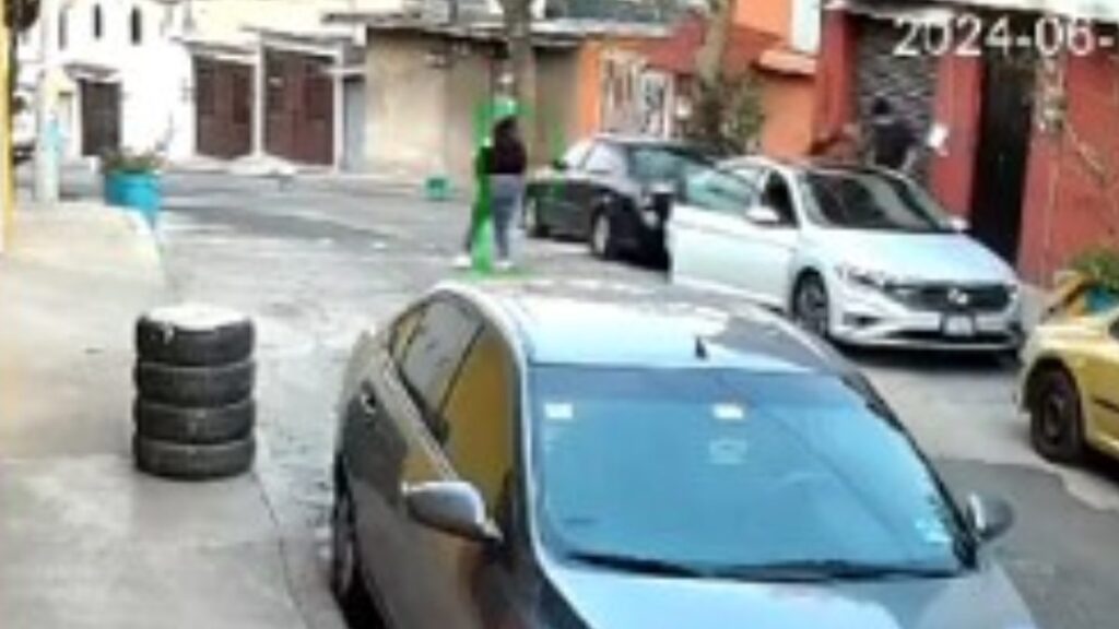 Video que muestra a ladrones robando un automóvil en Naucalpan