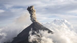 Volcán Kliuchewskói entra en erupción tras terremoto de 8.8 en Rusia