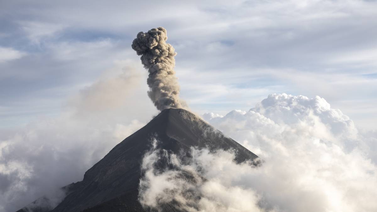 Alertan por actividad del volcán de fuego, expulsa gas y ceniza en Guatemala