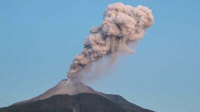 Volcan De Indonesia Erupcion Dos Veces