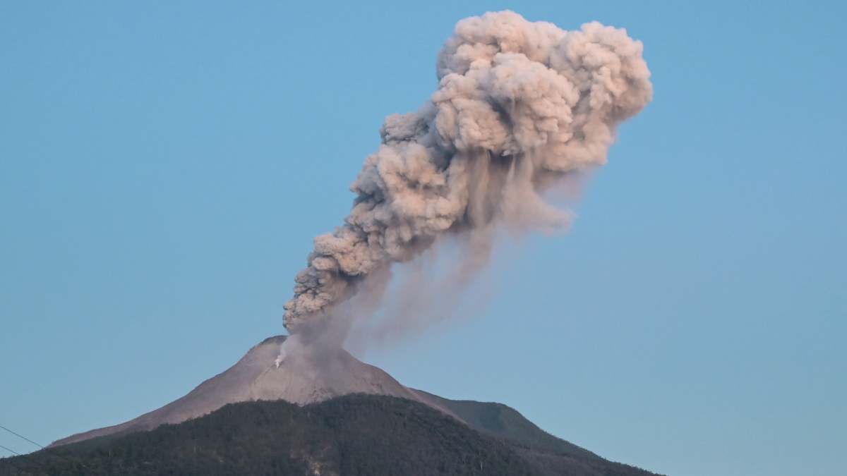Piden no acercarse: volcán Lewotobi Laki-Laki de Indonesia registra dos erupciones