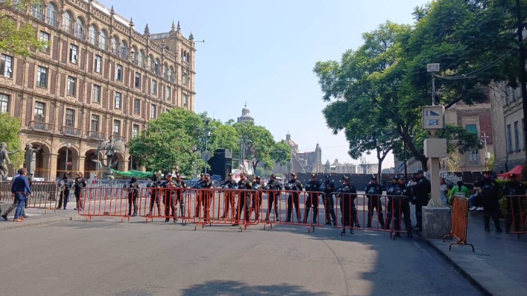 Zócalo CDMX: policías controlan entrada y salida con filtros de seguridad