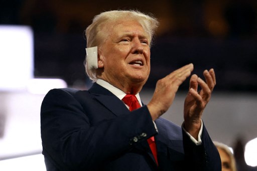 Trump llega a convención reublicana con venda en la oreja tras atentado. Foto: AFP