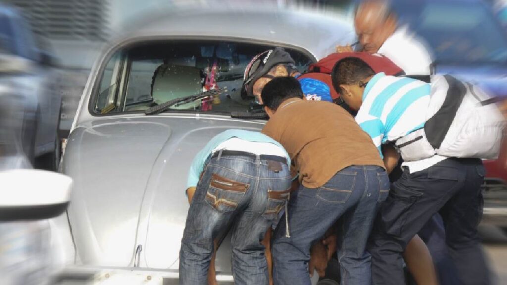 Camion de refrescos impacta a vocho en cerro de la GAM