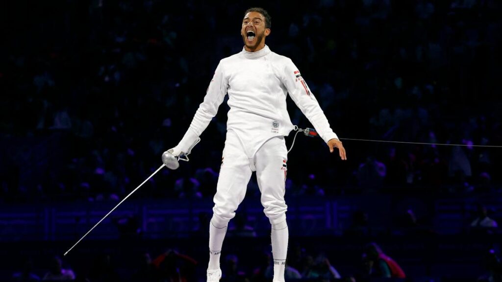 Mohamed El-Sayed festeja  el obtener la medalla de bronce en esgrima y festeja como Cristiano Ronaldo