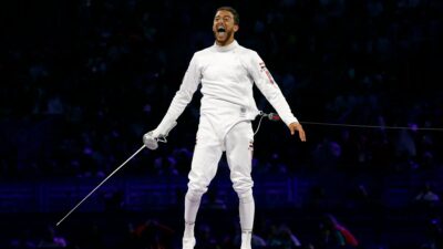 Mohamed El-Sayed festeja  el obtener la medalla de bronce en esgrima y festeja como Cristiano Ronaldo