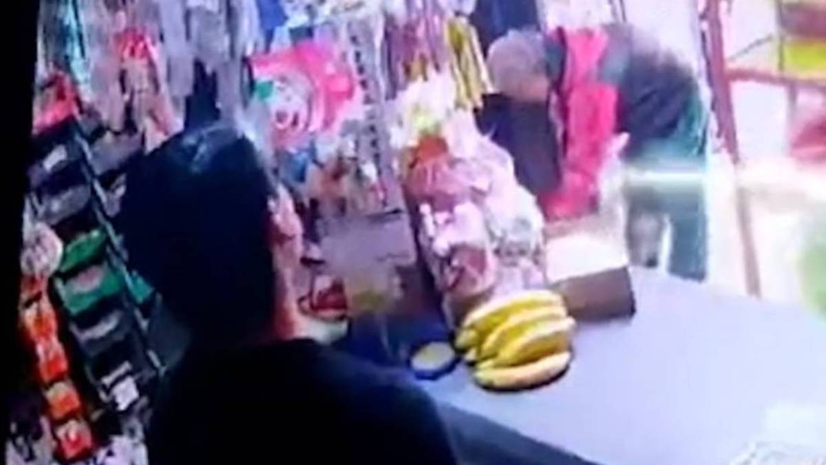 Abuelo golpea brutalmente a su nieto autista en tienda de la capital de Zacatecas