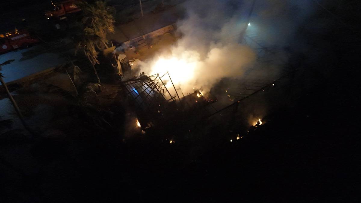 ¿Provocado o accidente? Incendio arrasa con tres negocios en playa de Acapulco