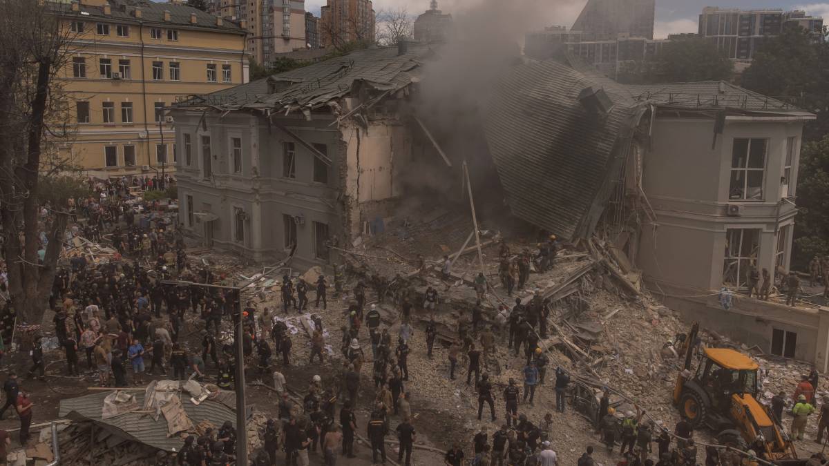 Decenas de muertos tras ola de bombardeos rusos en Ucrania; alcanzó un hospital pediátrico