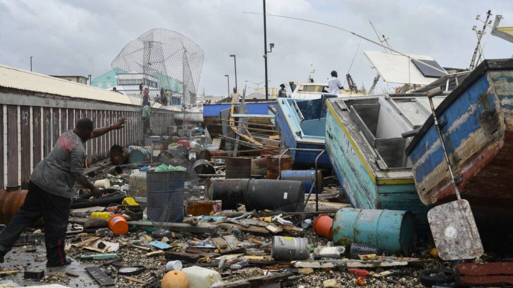 Huracán Beryl deja muertos y destrozos en el Caribe; se acerca a México