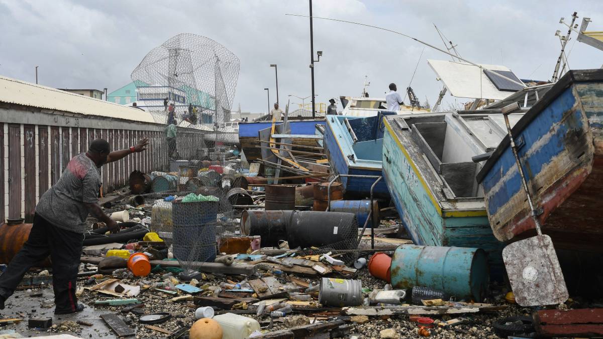 Destrozos y 5 muertos por huracán Beryl que se degradó a categoría 4; se acerca a México
