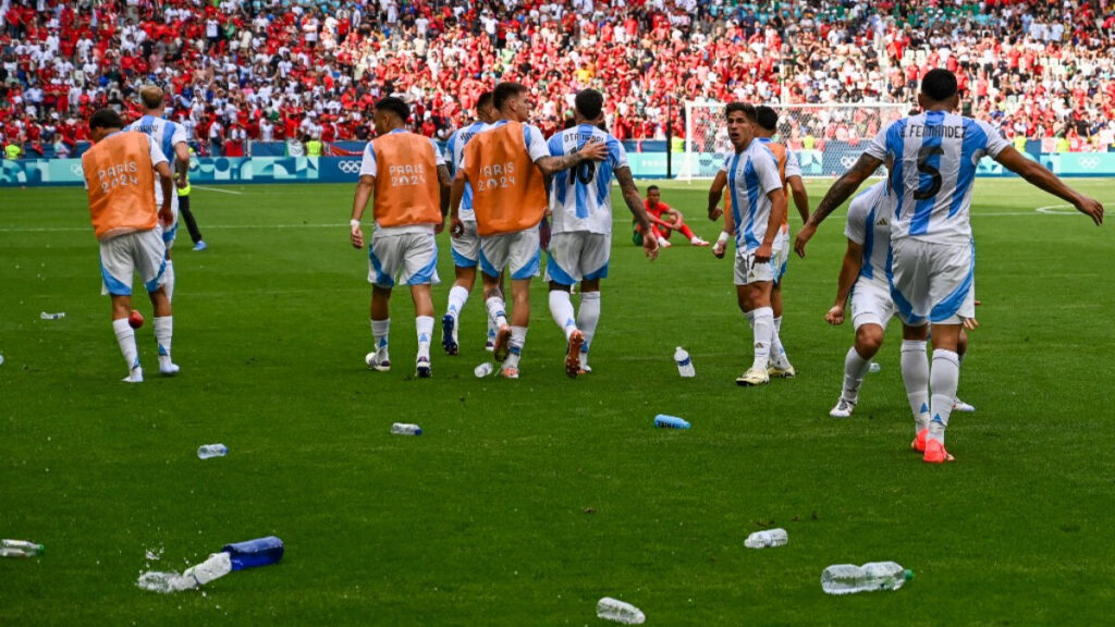 Los aficionados lanzaron objetos a jugadores de Argentina