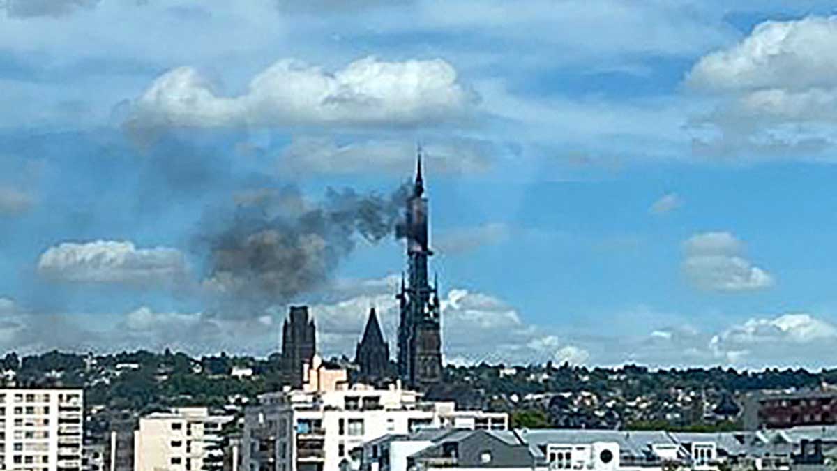 Aguja de la catedral de Ruán, Francia, se incendia