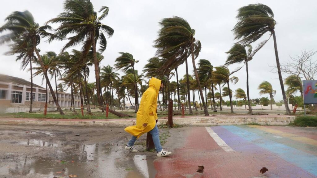 Alertan a población de Tamauipas por el paso de Beryl