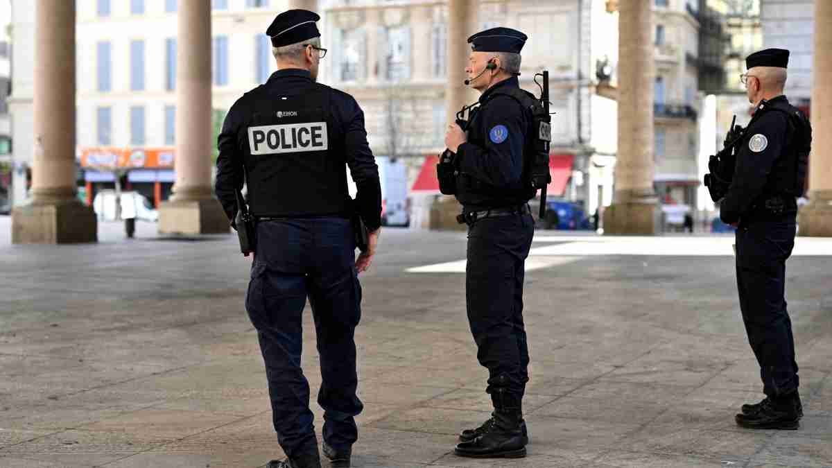 A días de Juegos Olímpicos, se registra ataque con cuchillo en París; hombre hiere a policía