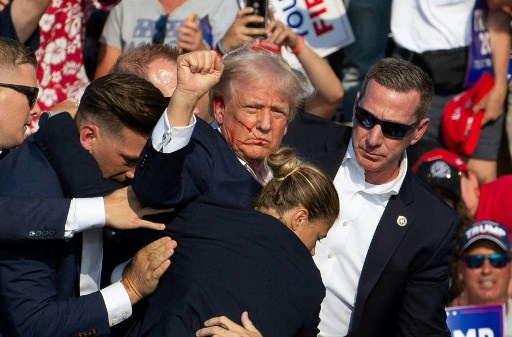 Donald Trump con el puño en alto tras atentado en mitin en Estados Unidos