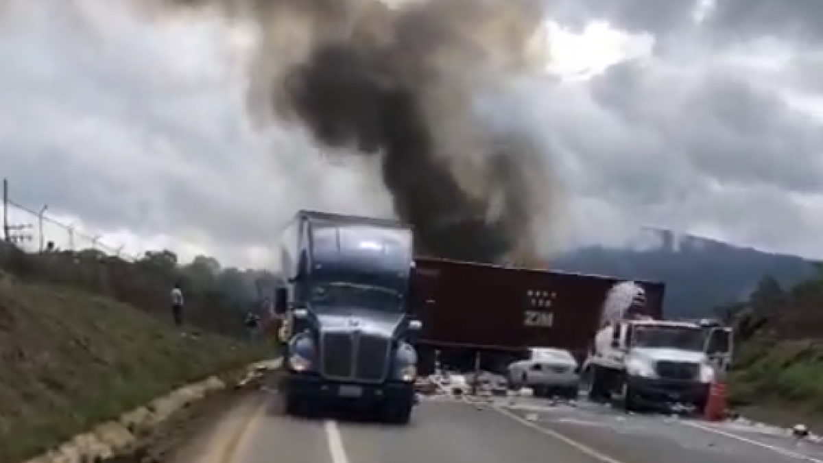 Tragedia en la Autopista Siglo XXI: choque múltiple deja, al menos, una mujer fallecida y 2 heridos
