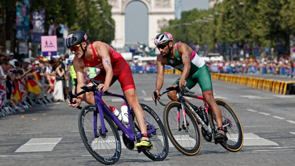 Crisanto Grajales y Aram Peñaflor culminan su participación en Paris 2024 dentro del triatlón