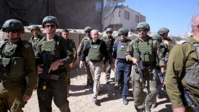 Soldados de Israel escoltan al primer mandatario Benjamin Netanyahu