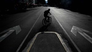 ¡Cuidado! Ciclistas fingen choques para extorsionar en Chihuahua