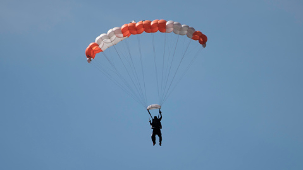 Caída mortal: cadete de la Semar pierde la vida al no abrirse su paracaídas 