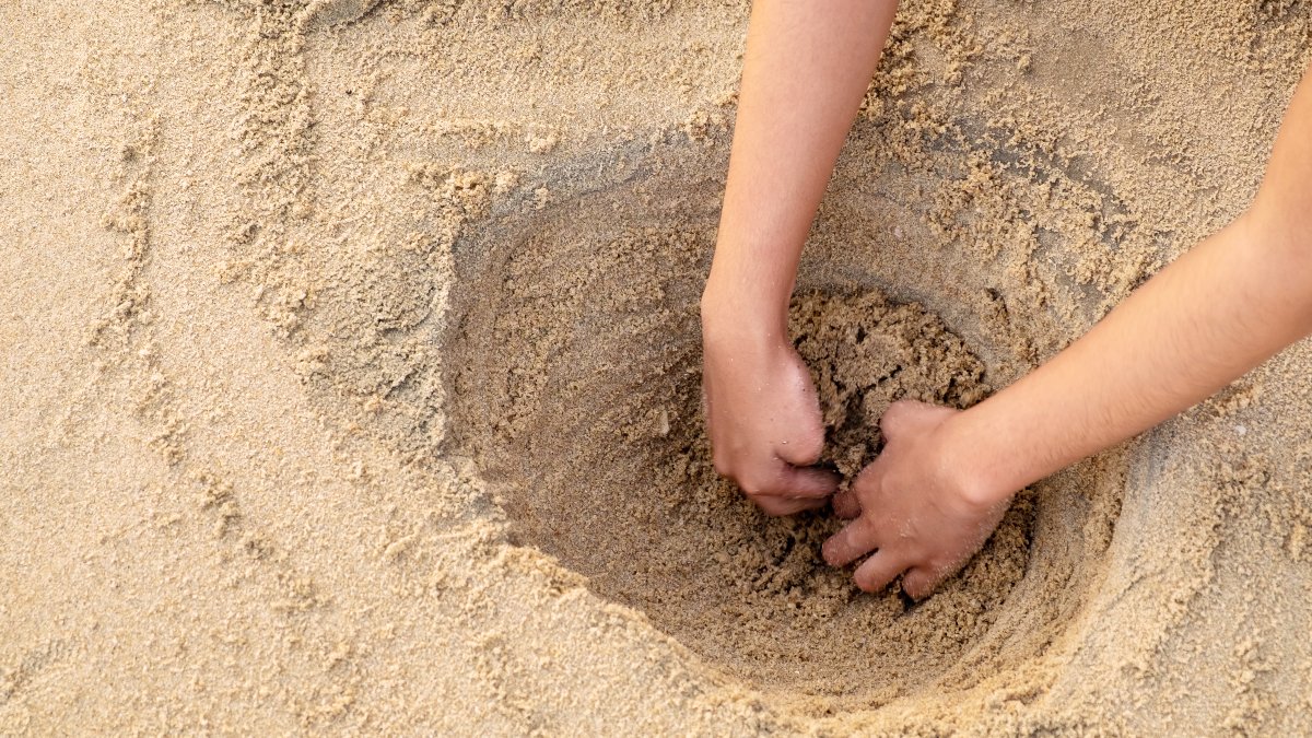 Cavar hoyos en la arena puede ser mortal: alertan expertos